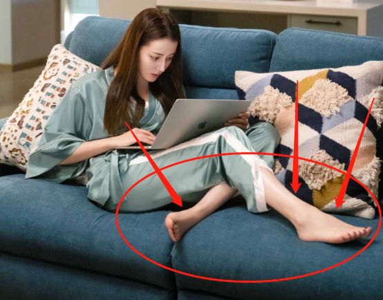 但其实热巴是一个很自律的女明星,并且从头到脚都很精致,因为从电视剧