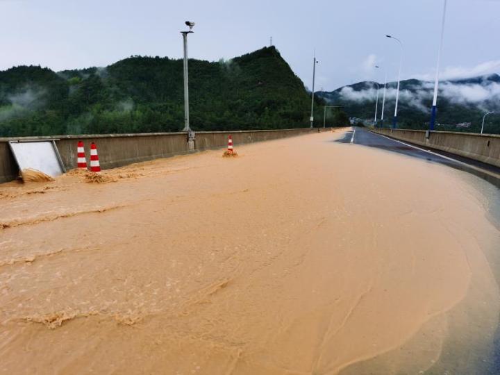 暴雨致路面积水严重 酉沿高速全线管制