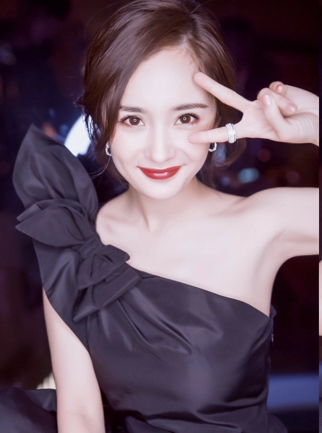娱乐圈独有的月牙笑——杨幂