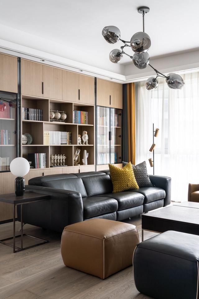 80平黑白搭配小户型,沙发不靠墙,客厅整面墙书柜设计,太实用了