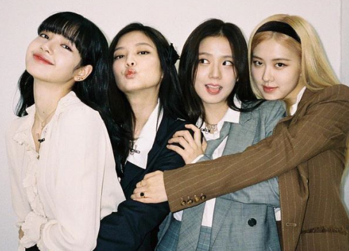 所以看到blackpink录新团综的消息,lisa的微博是最