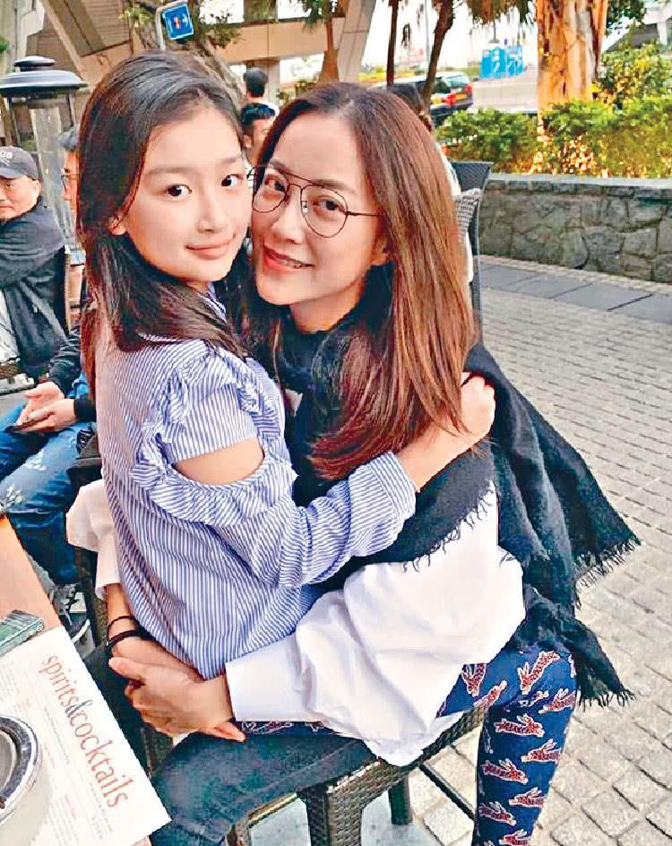 据传闻,霍汶希女儿的生父很可能是内地富商贺丹青,在2013年的时候曾经