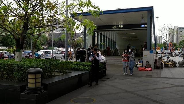 这个是成都天府三街的地铁站,每天早晚会排队非常久.