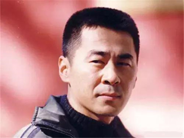 妥妥的小鲜肉啊"虽然剧中的皇帝不是小鲜肉了,但是陈建斌年轻时候可是