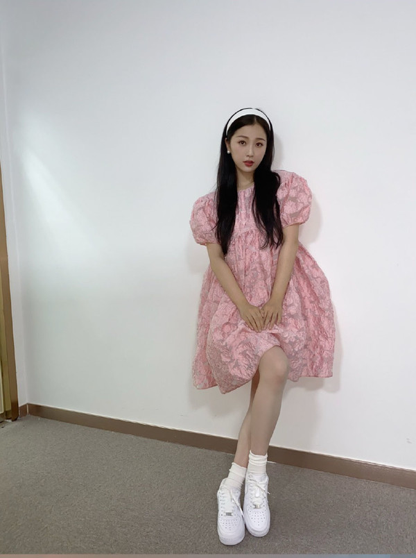 虞书欣搭配了小白色和白袜,看起来乖巧很多,长发披肩戴白色发箍,不