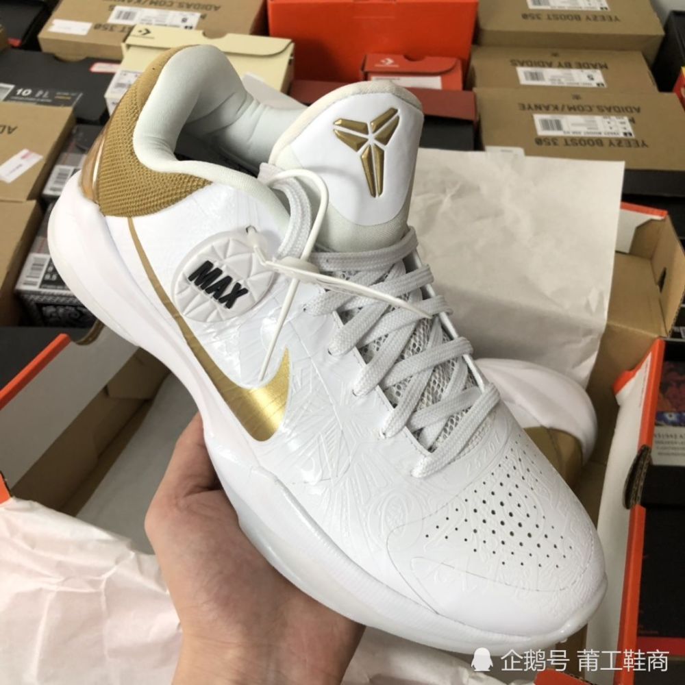 科比正代的第二款低帮鞋,整双鞋子白色打底,当然少不了的湖人紫金配色