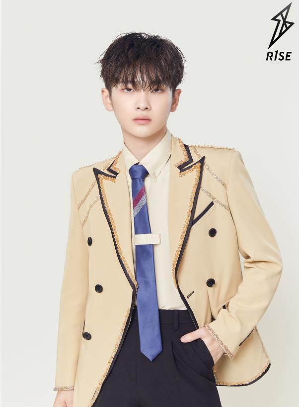 R1se穿升级版制服 依旧是曾经的鲜衣少年 赤子之心还在 腾讯新闻