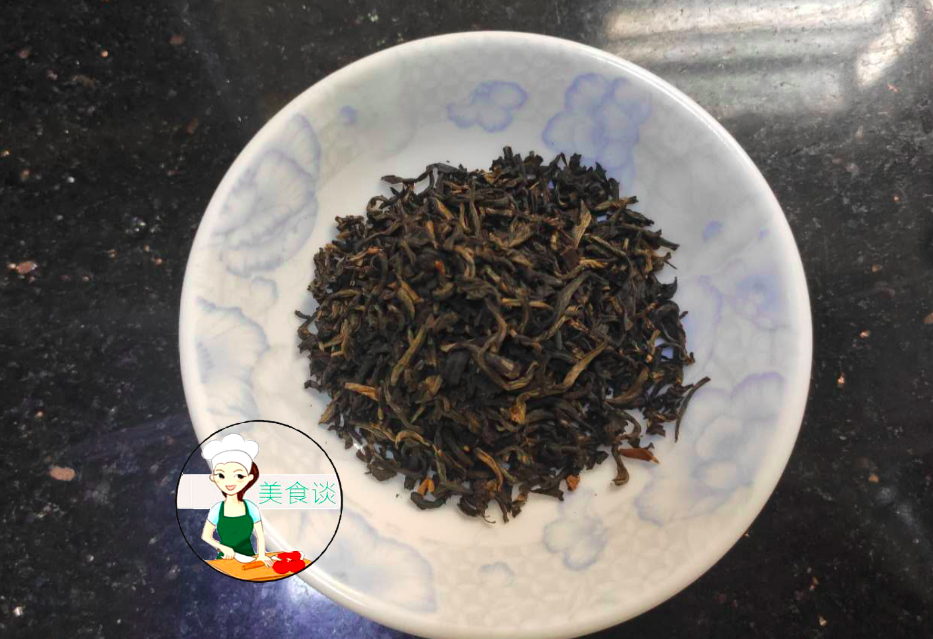 3,准备10克的红茶.(先过热水清洗一下,茶的第一泡一般会倒掉).
