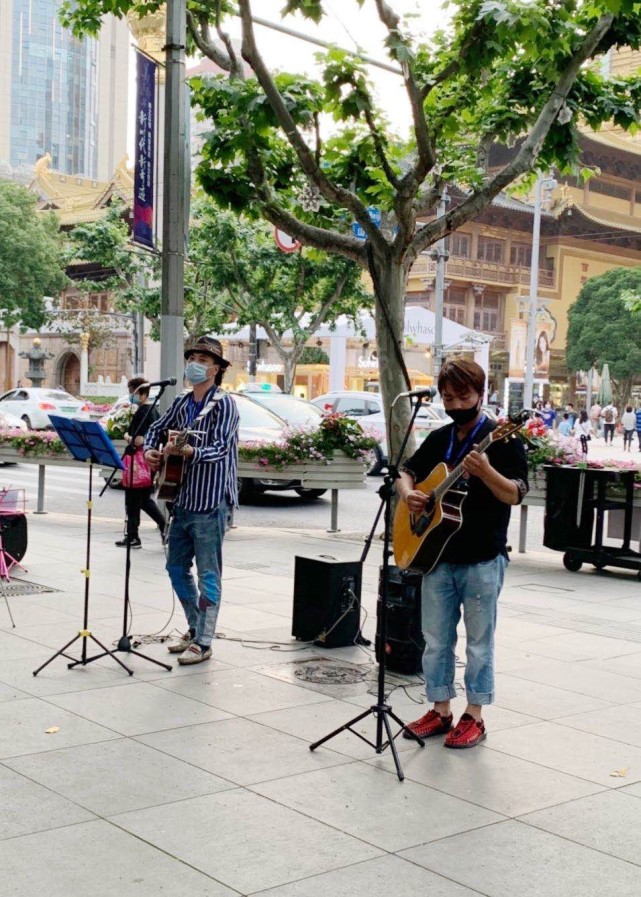 收入好 学历高的背后 上海执证街头艺人在夜色中复工 腾讯网