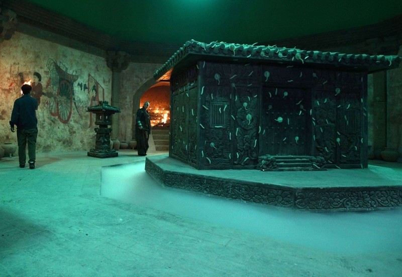 盗墓不得不说王绍义对盗墓是天生的熟悉,大家一起来到阴森恐怖的地下