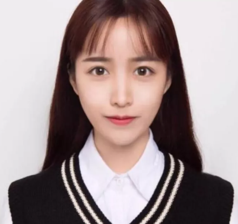 4——在腿上放一张白纸有人发现拍出来的证件照里面的自己脸是黑的