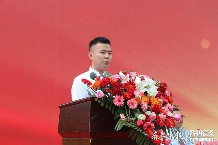 学院董事长辛军,执行董事曹世民分别为省级和校级优秀毕业生代表颁发