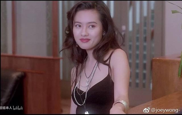 香港电影里的李丽珍穿搭水平放在现在也是时尚潮流