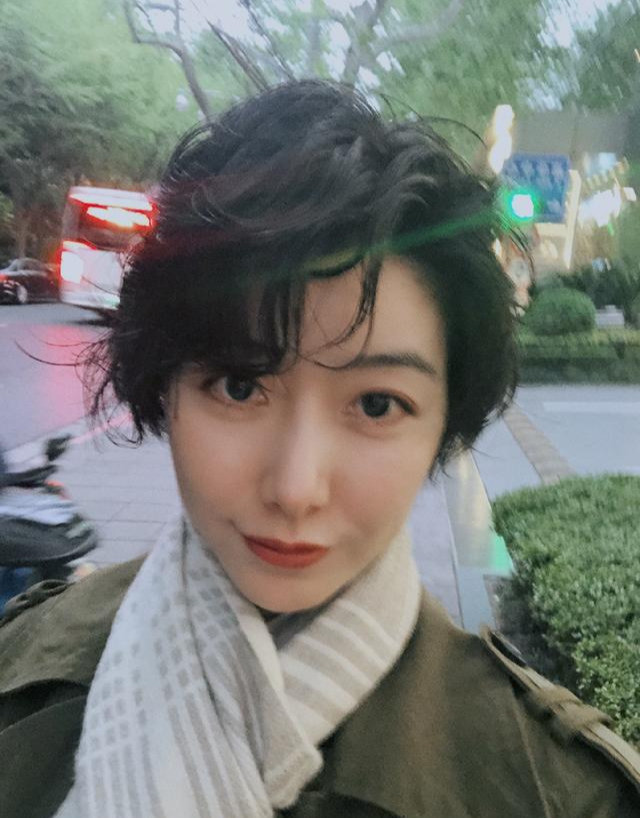 李亚鹏女友古巴度假留长发变甜美不再高冷少了辨识度秒变路人