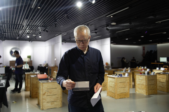 （图为范圣玺教授评审现场）