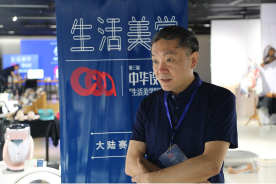 （图为余隋怀教授接受采访）