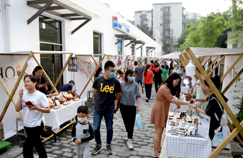 黄桷坪这个创意夜市每件作品都追求手工原创