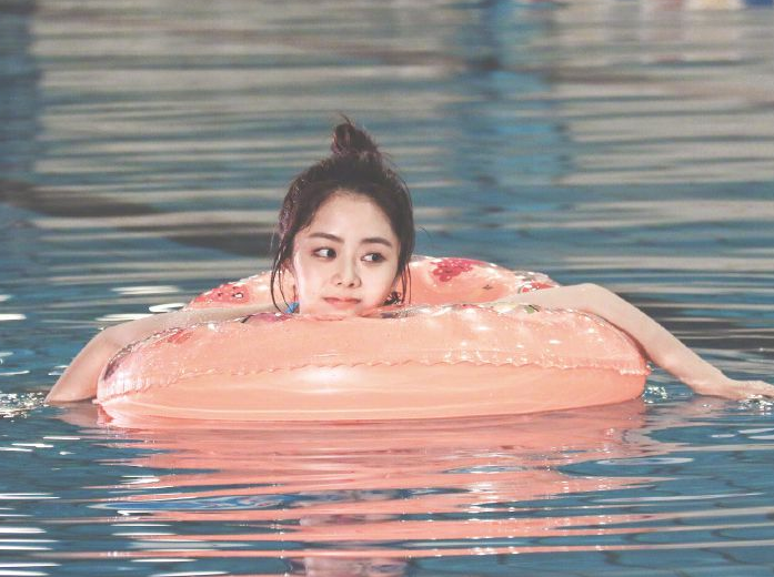 谭松韵素颜在水中游泳被拍离开十级美颜后这颜值过于真实了