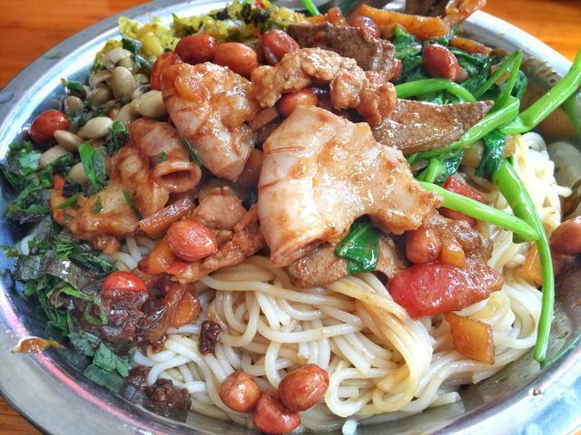 广西人都爱吃粉,二两米粉吃得饱吗?多种