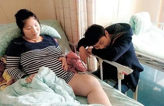 46岁高龄意外"中奖",23岁儿子劝她生下来,二胎出生后全家傻了眼