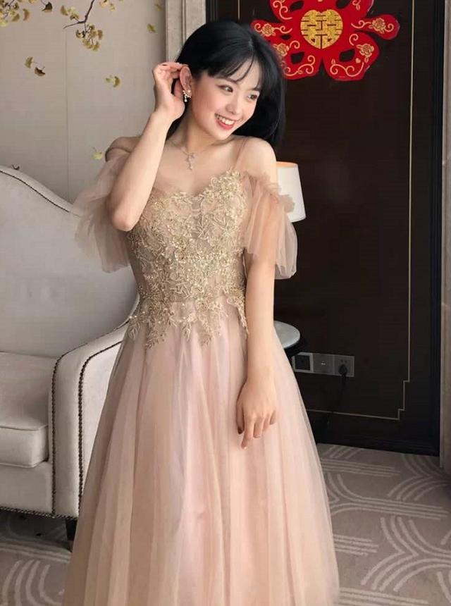 伴娘服的各种穿搭真的美翻了每一套都很时尚还不抢风头
