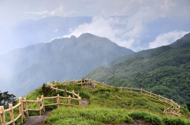 华南最高的山图片