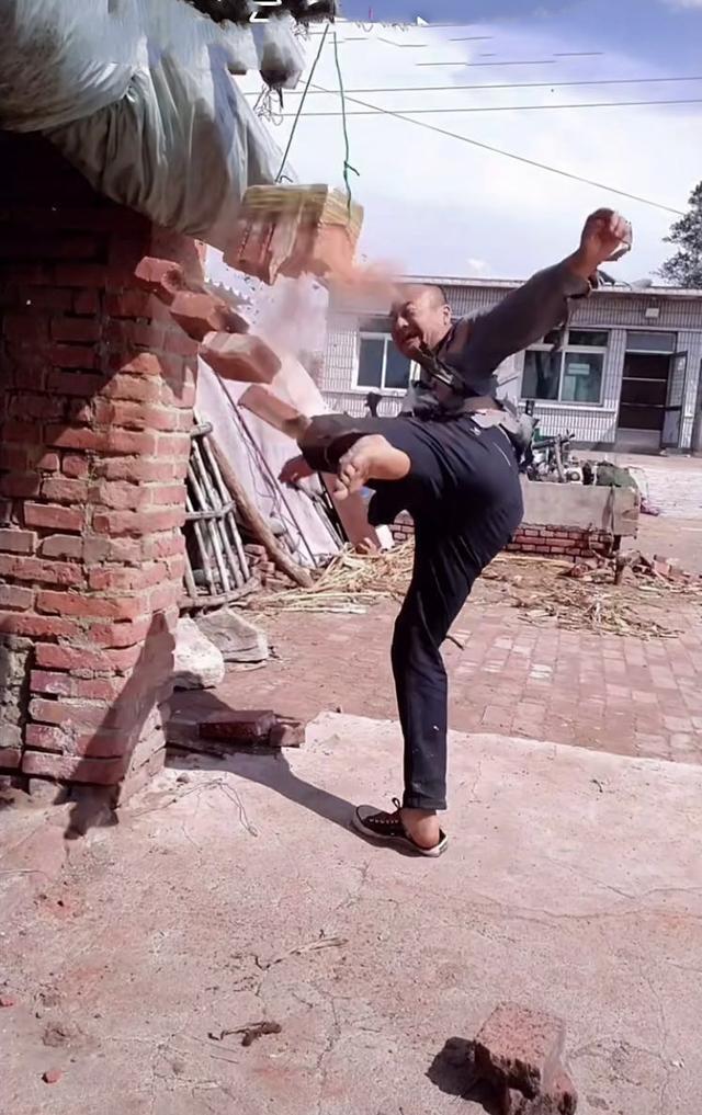 东北农民硬功惊人一脚踢断四块砖要干掉皮香远再ko武僧一龙