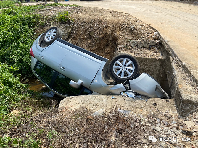 廉江一车四人翻车掉入河沟数名村民热心接力搭救