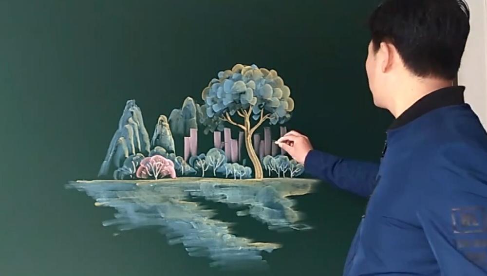 学校教师画黑板报,粉笔画让人称赞,绘画水平达到专家级别!_腾讯新闻