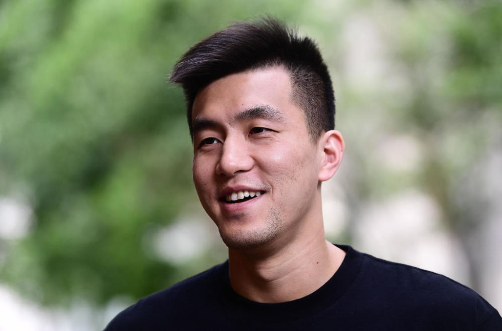 实力耍帅郭艾伦穿着时尚与球迷互动