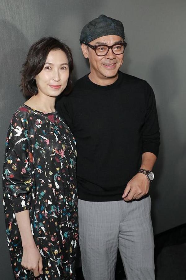 最高学历港姐郭蔼明,卷发配花裙显真实年龄,还是盘发素裙气质佳
