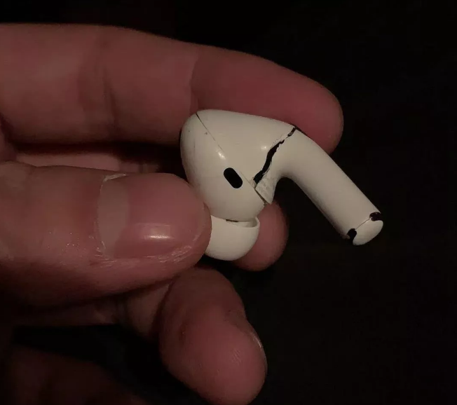 疑似airpods爆炸,小伙右耳出血被炸晕要住院手术:苹果称正在调查