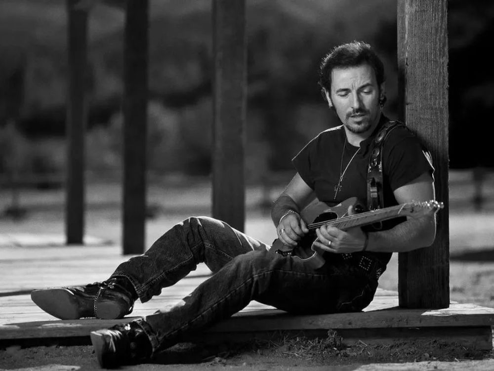 文:阿歪 编:桃子 他以他2000年的歌曲《41 shots (american skin)》