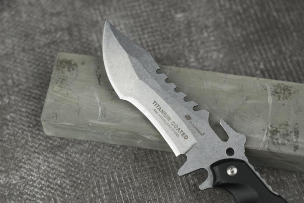 钢的刀身是用440不锈钢制成,在外层镀一层钛,这种材质在刀具的制作中