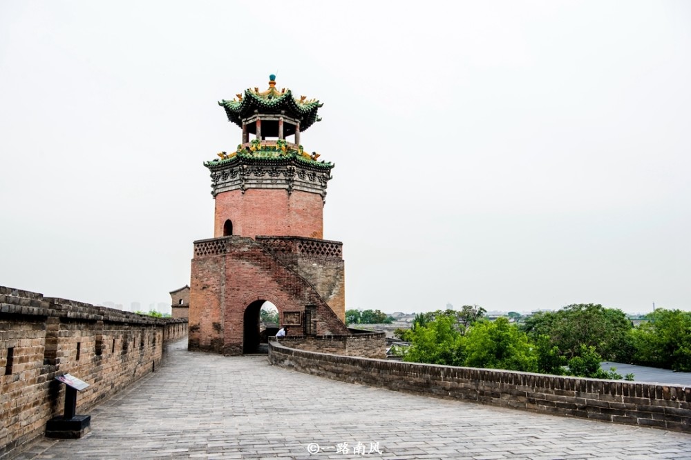 甕城,形狀像一隻烏龜,城內縱橫交錯的道路就像龜背上的花紋,平遙古城