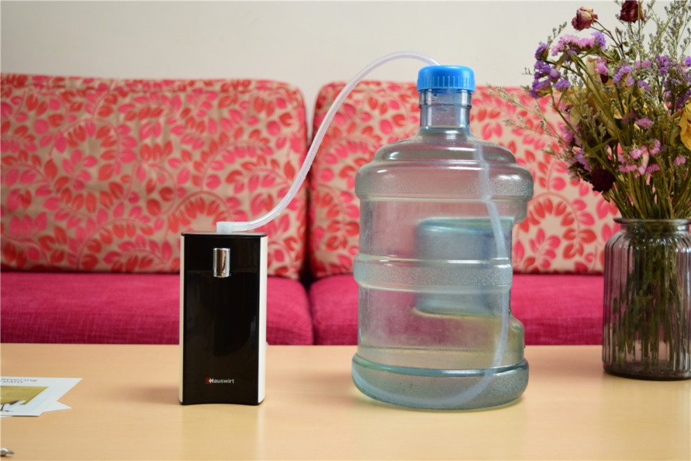 饮水机的使用方法也很简单,搭配赠送的桶装水导管或矿泉水瓶转接头