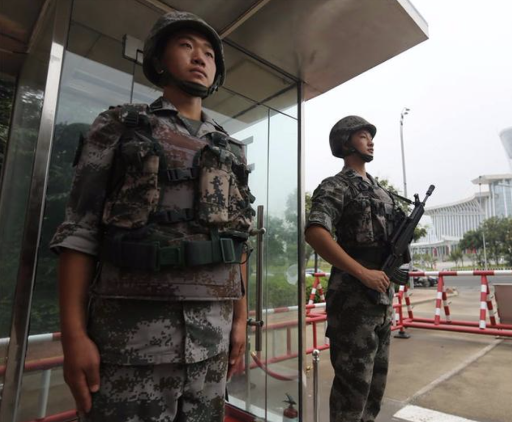 两名士兵站岗为何只有一把枪24年前的教训至今难忘