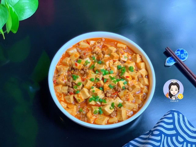 不得不提著名的"麻婆豆腐",这可是一道非常实用的家常菜,仅需2块钱的