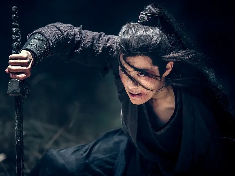 肖战|肖战人形立牌挂满红绳，粉丝行为泪目，网友：为爱凝聚等待归来