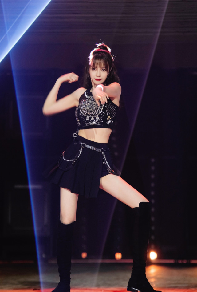 51岁伊能静齐刘海冷艳身材美貌与沈梦辰相差无几张雨绮也吸睛