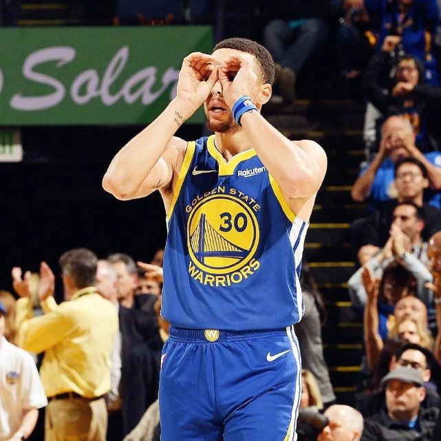 库里标志性庆祝动作之一生涯的前几年,脚踝伤病始终困扰着库里.