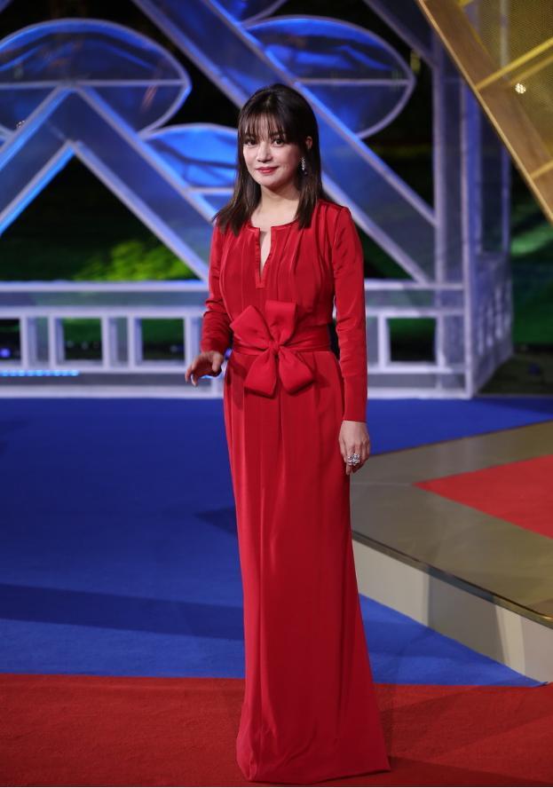 赵薇打扮招摇,穿红裙子腰上打个"礼物结",身材曲线不输小姑娘