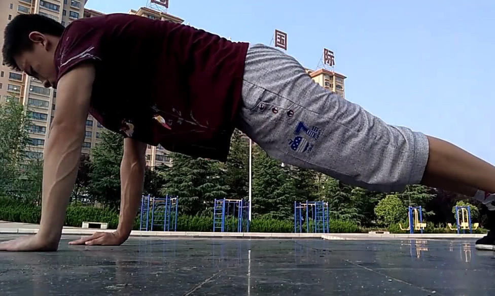 正手做十个引体向上的人是什么水平?健身达人:请收下我的膝盖!