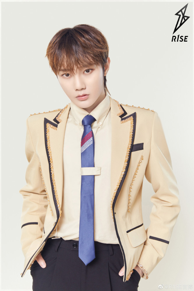 r1se时隔一年再穿大岛制服,时光在变,少年不变!