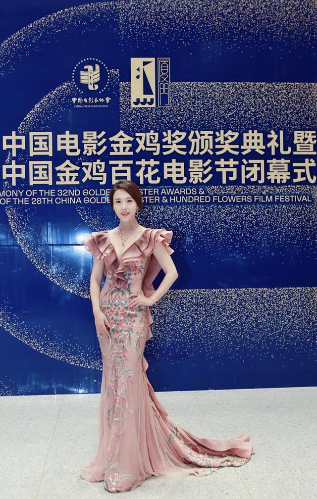 颜丹晨把自家"花瓶"穿身上了?"3d身材"真绝,不愧是"嫦娥"