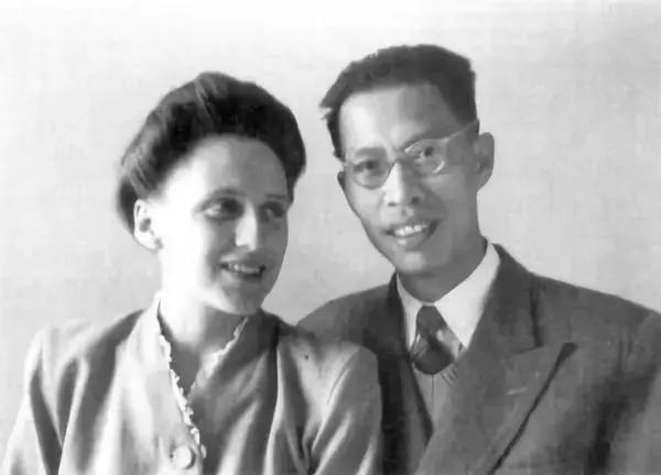 在医院工作期间,1945年(31岁),裘法祖与医学院的德国女学生裘罗懿