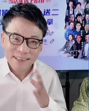 李国庆在直播中谈及家暴的笑意是庆幸还是嘲讽