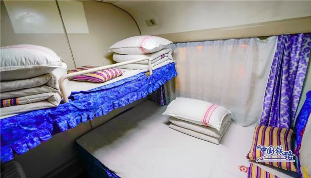 >不是飞机,也不是汽车,一定是火车,而且是双层大床卧铺火车