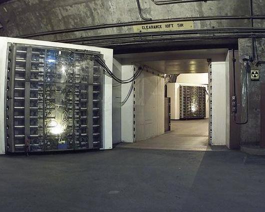 美国总统的"末日避难所",钢门厚2米重25吨,千万吨核弹炸不开