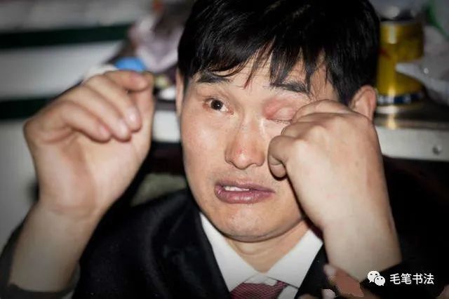 书法|农妇用报纸苦练楷书22年，堪称书法界的“大衣哥”！专家：没文化